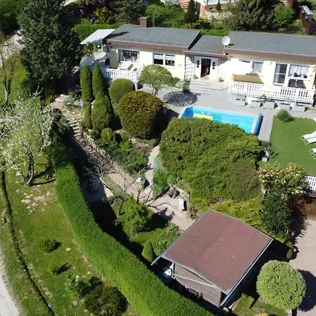 Idyllischer Ferienbungalow In Ruhiger Lage Mit Pool Und Grossen Garten Rastenberg