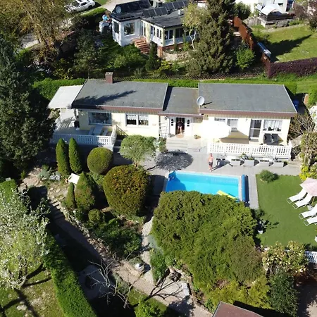Idyllischer Ferienbungalow In Ruhiger Lage Mit Pool Und Grossen Garten *