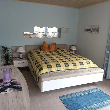 Idyllischer Ferienbungalow In Ruhiger Lage Mit Pool Und Grossen Garten Vakantiehuis