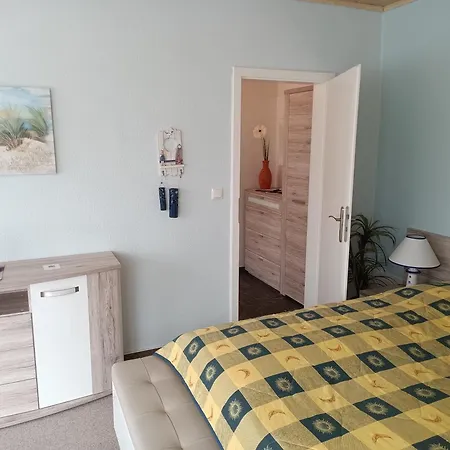 Idyllischer Ferienbungalow In Ruhiger Lage Mit Pool Und Grossen Garten Rastenberg