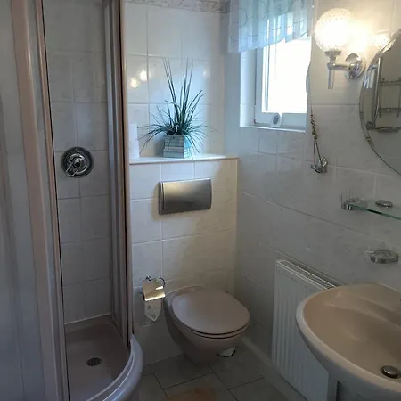 Idyllischer Ferienbungalow In Ruhiger Lage Mit Pool Und Grossen Garten Vakantiehuis