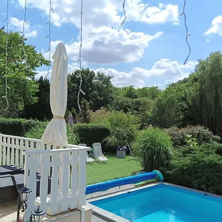 Idyllischer Ferienbungalow In Ruhiger Lage Mit Pool Und Grossen Garten Vakantiehuis Rastenberg