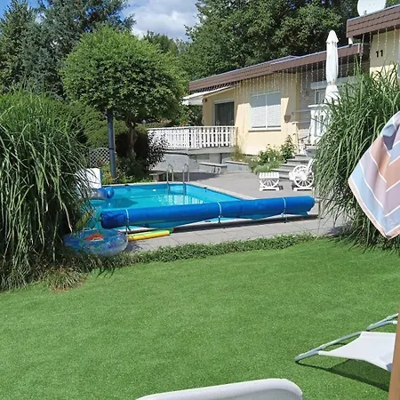 Idyllischer Ferienbungalow In Ruhiger Lage Mit Pool Und Grossen Garten Vakantiehuis