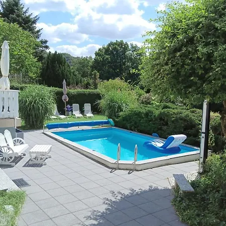 Idyllischer Ferienbungalow In Ruhiger Lage Mit Pool Und Grossen Garten Vakantiehuis