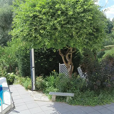 Idyllischer Ferienbungalow In Ruhiger Lage Mit Pool Und Grossen Garten Vakantiehuis