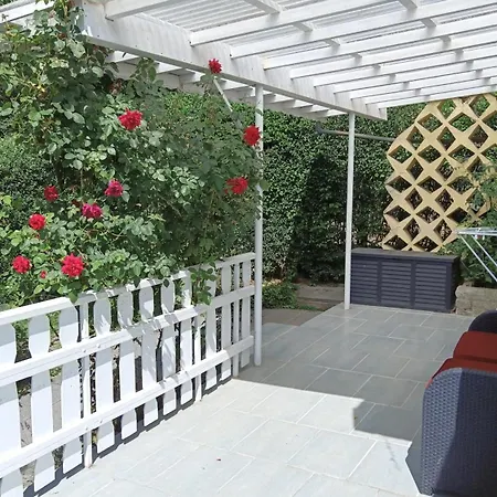 Idyllischer Ferienbungalow In Ruhiger Lage Mit Pool Und Grossen Garten Rastenberg