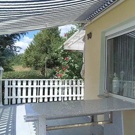 Idyllischer Ferienbungalow In Ruhiger Lage Mit Pool Und Grossen Garten