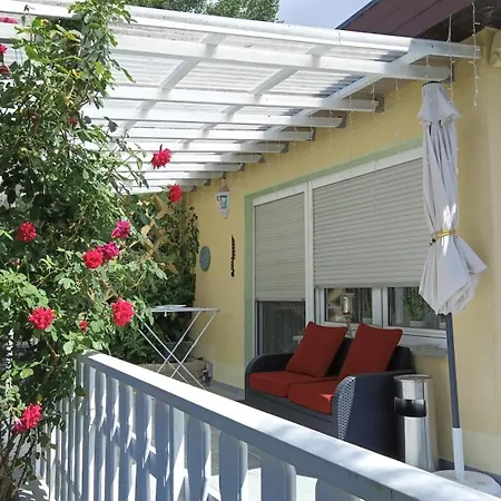 Idyllischer Ferienbungalow In Ruhiger Lage Mit Pool Und Grossen Garten