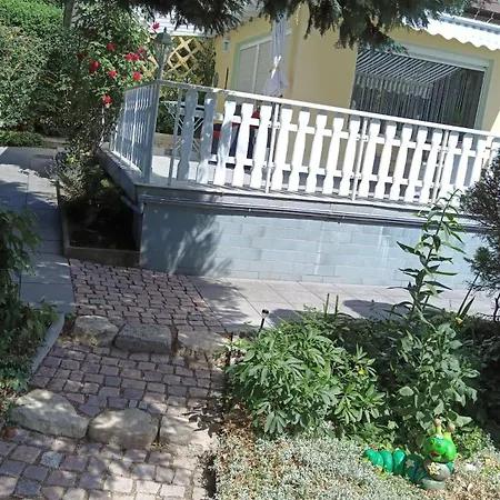 Idyllischer Ferienbungalow In Ruhiger Lage Mit Pool Und Grossen Garten Rastenberg