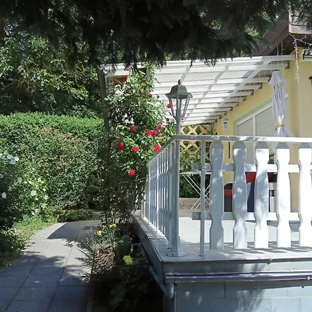 Idyllischer Ferienbungalow In Ruhiger Lage Mit Pool Und Grossen Garten * Rastenberg
