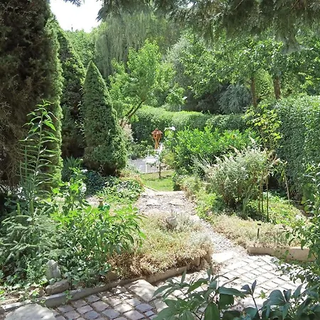 Idyllischer Ferienbungalow In Ruhiger Lage Mit Pool Und Grossen Garten Vakantiehuis