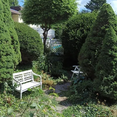 Idyllischer Ferienbungalow In Ruhiger Lage Mit Pool Und Grossen Garten
