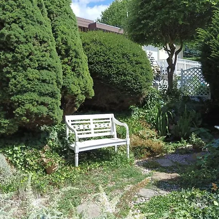 Idyllischer Ferienbungalow In Ruhiger Lage Mit Pool Und Grossen Garten *
