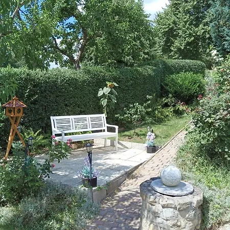 Vakantiehuis Idyllischer Ferienbungalow In Ruhiger Lage Mit Pool Und Grossen Garten *