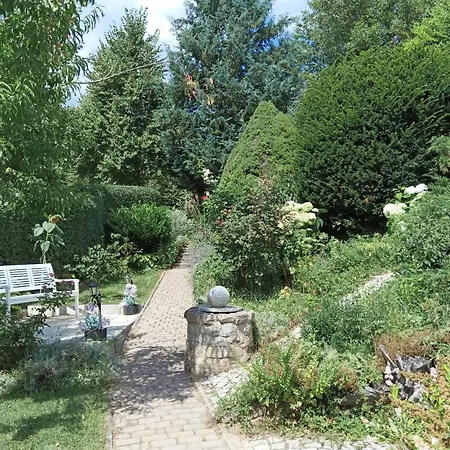 Idyllischer Ferienbungalow In Ruhiger Lage Mit Pool Und Grossen Garten *