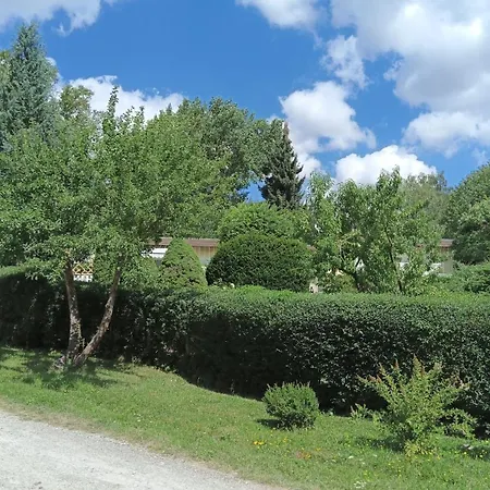 Idyllischer Ferienbungalow In Ruhiger Lage Mit Pool Und Grossen Garten *