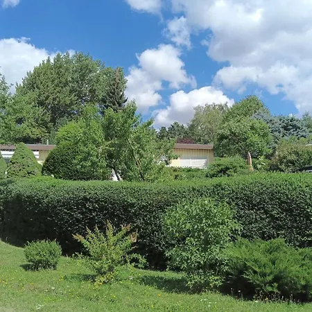 Idyllischer Ferienbungalow In Ruhiger Lage Mit Pool Und Grossen Garten Rastenberg