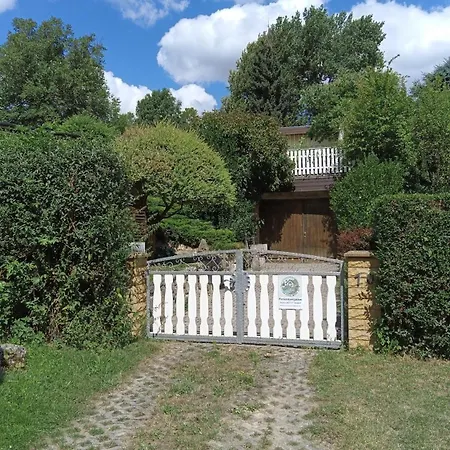 Idyllischer Ferienbungalow In Ruhiger Lage Mit Pool Und Grossen Garten * Rastenberg