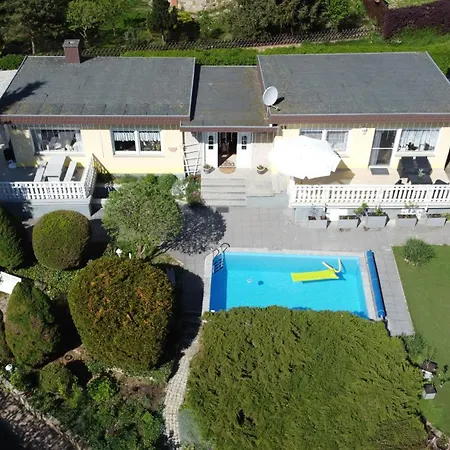 Idyllischer Ferienbungalow In Ruhiger Lage Mit Pool Und Grossen Garten Rastenberg