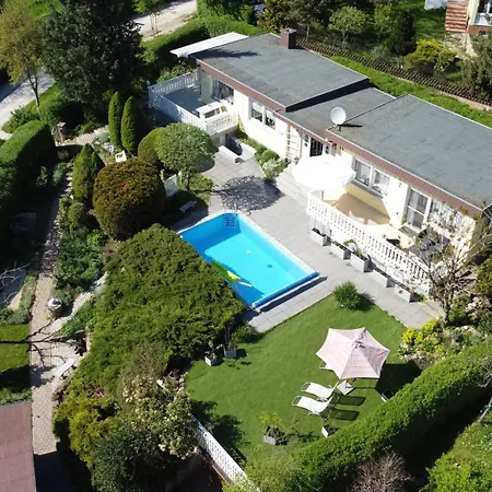Vakantiehuis Idyllischer Ferienbungalow In Ruhiger Lage Mit Pool Und Grossen Garten *