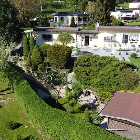 Idyllischer Ferienbungalow In Ruhiger Lage Mit Pool Und Grossen Garten