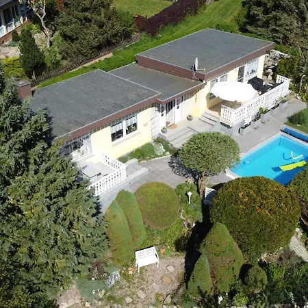 Idyllischer Ferienbungalow In Ruhiger Lage Mit Pool Und Grossen Garten Rastenberg