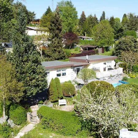 Idyllischer Ferienbungalow In Ruhiger Lage Mit Pool Und Grossen Garten Vakantiehuis Rastenberg