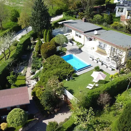 Vakantiehuis Idyllischer Ferienbungalow In Ruhiger Lage Mit Pool Und Grossen Garten *