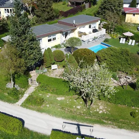 Vakantiehuis Idyllischer Ferienbungalow In Ruhiger Lage Mit Pool Und Grossen Garten