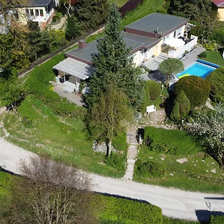 Vakantiehuis Idyllischer Ferienbungalow In Ruhiger Lage Mit Pool Und Grossen Garten Rastenberg