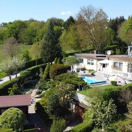 Idyllischer Ferienbungalow In Ruhiger Lage Mit Pool Und Grossen Garten * Rastenberg