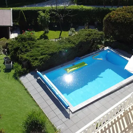 Idyllischer Ferienbungalow In Ruhiger Lage Mit Pool Und Grossen Garten Vakantiehuis