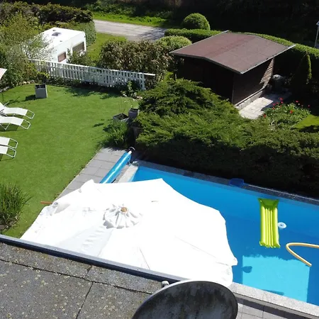 Vakantiehuis Idyllischer Ferienbungalow In Ruhiger Lage Mit Pool Und Grossen Garten