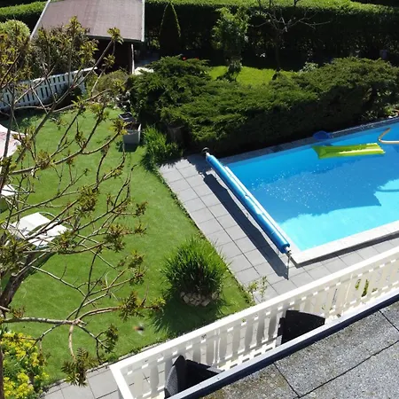 Idyllischer Ferienbungalow In Ruhiger Lage Mit Pool Und Grossen Garten