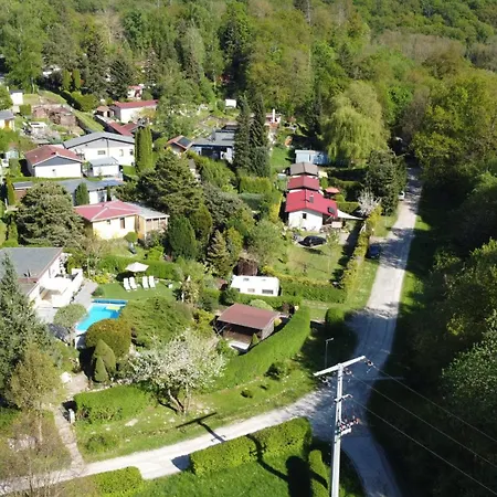 Idyllischer Ferienbungalow In Ruhiger Lage Mit Pool Und Grossen Garten Vakantiehuis