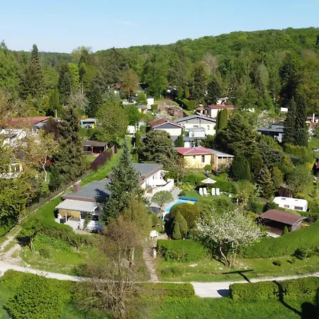 Vakantiehuis Idyllischer Ferienbungalow In Ruhiger Lage Mit Pool Und Grossen Garten