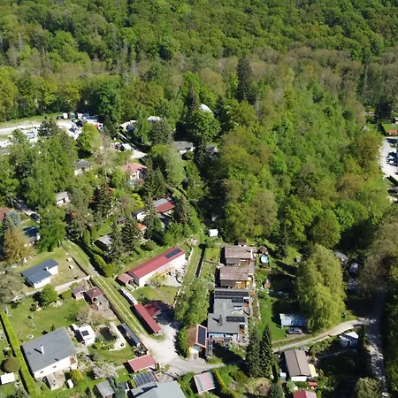 Idyllischer Ferienbungalow In Ruhiger Lage Mit Pool Und Grossen Garten *