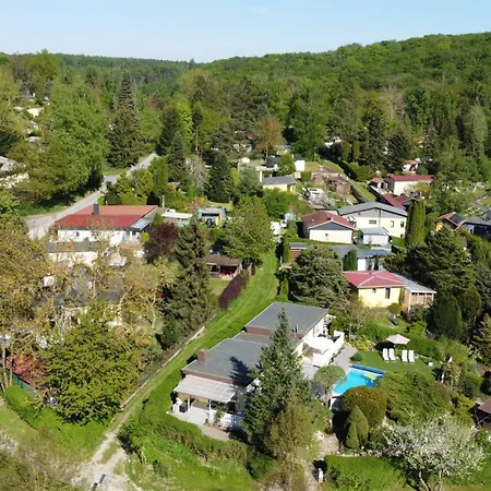Idyllischer Ferienbungalow In Ruhiger Lage Mit Pool Und Grossen Garten *